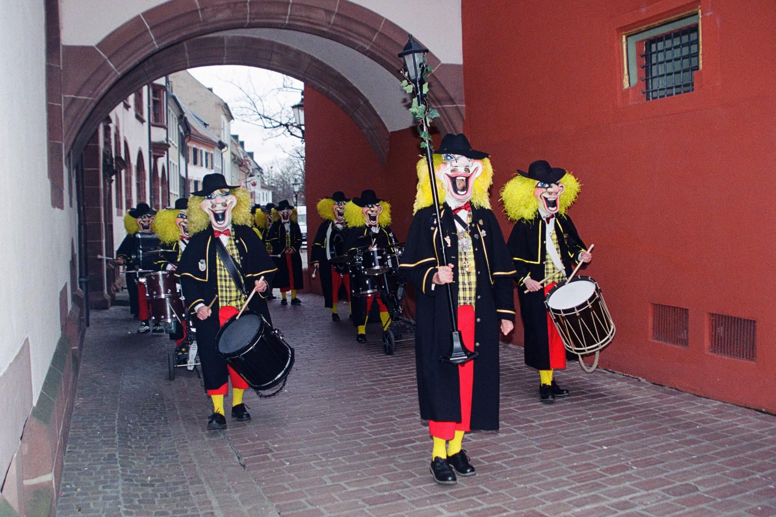 Die Eckepfätzer ziehen durch ein Freiburger Tor