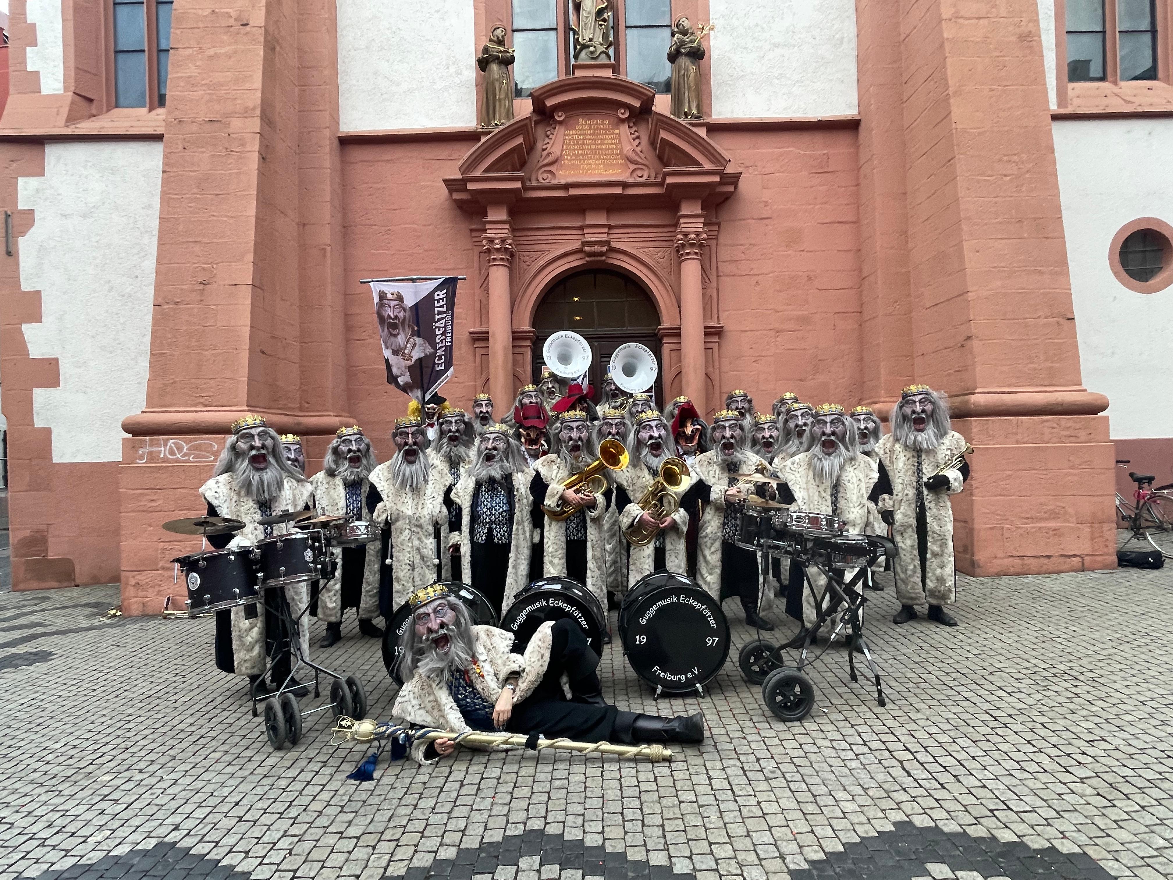 Gruppenbild der Eckepfätzer im Königskostüm