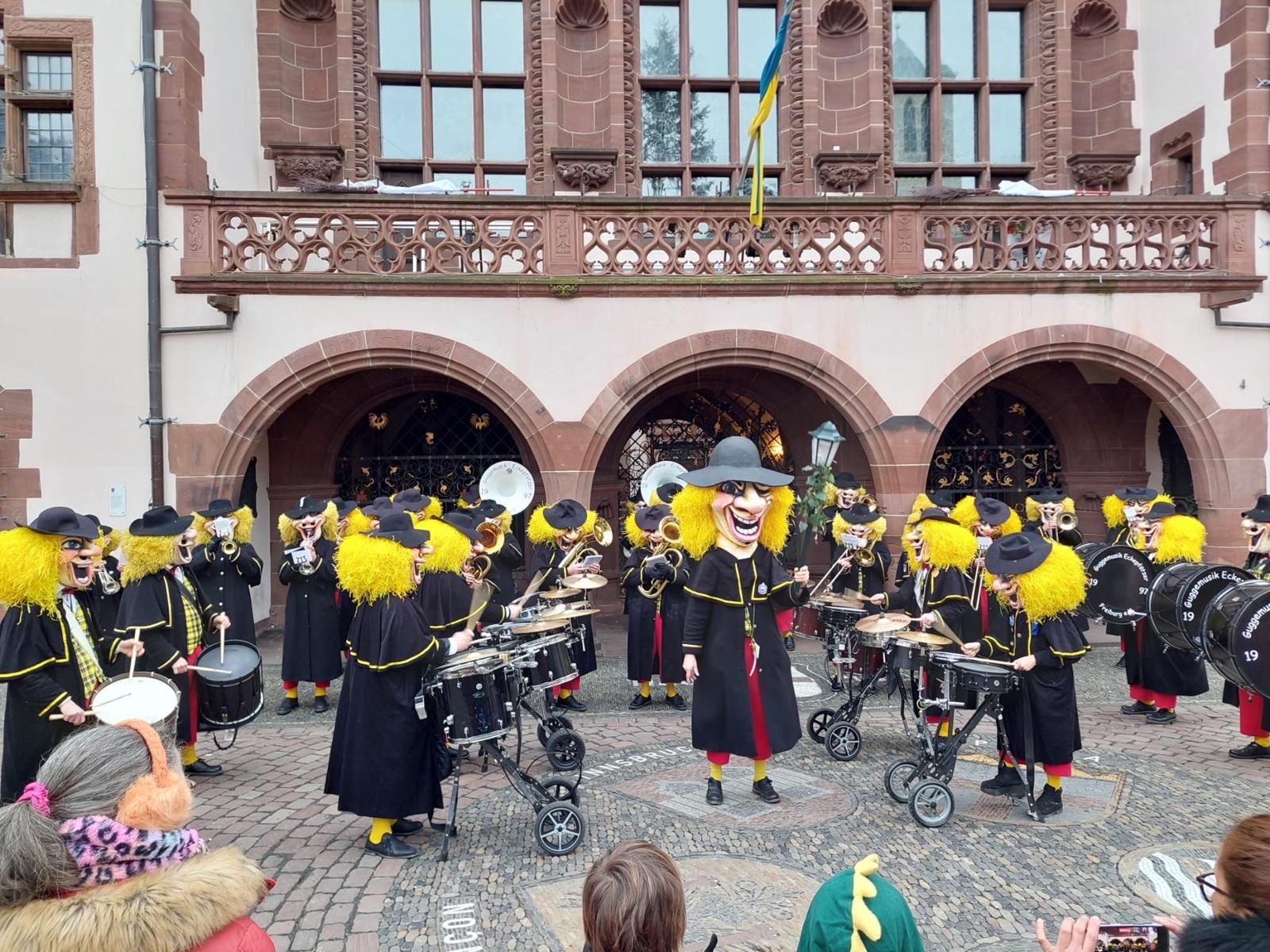Die Eckepfätzer spielen vor dem Freiburger Rathaus