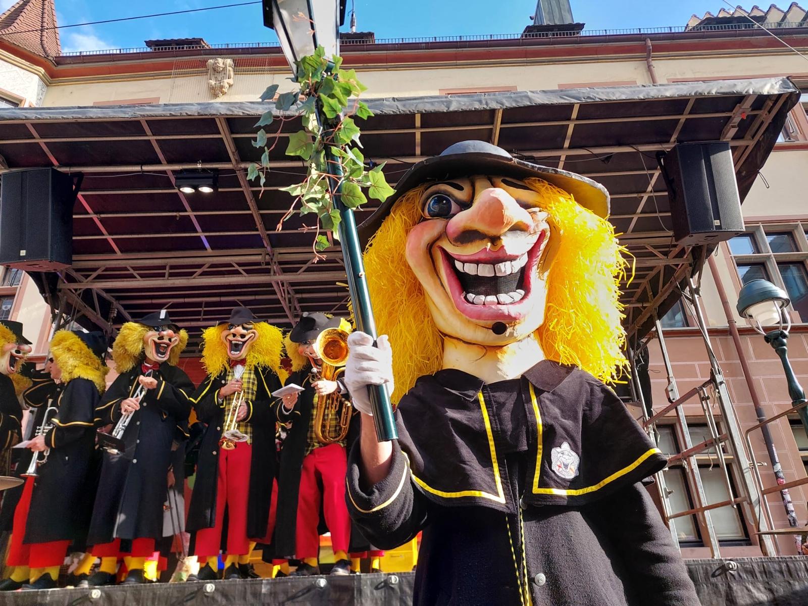 Eckensteher-Maske mit Laterne bei einem Auftritt